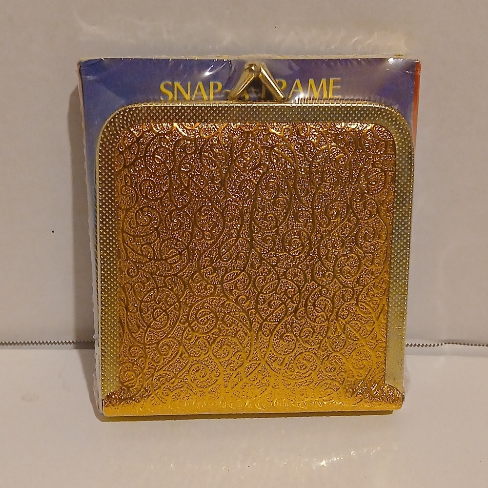 Vintage 70s Gold Manicure Set with Mirror - Picture 2 of 3